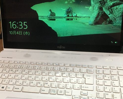 故障のため液晶画面が緑色のノートパソコン